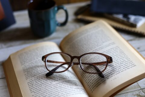 本と眼鏡とマグカップ