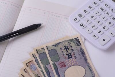 家計簿と電卓と現金