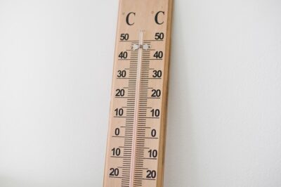 木製のアナログ温度計