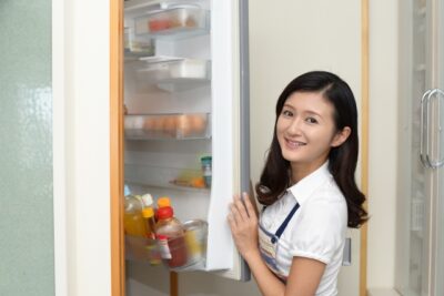 冷蔵庫の中を確認する女性