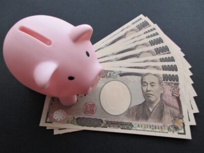 豚の貯金箱と1万円札