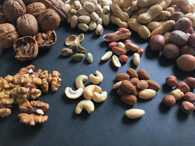 様々な種類のナッツ